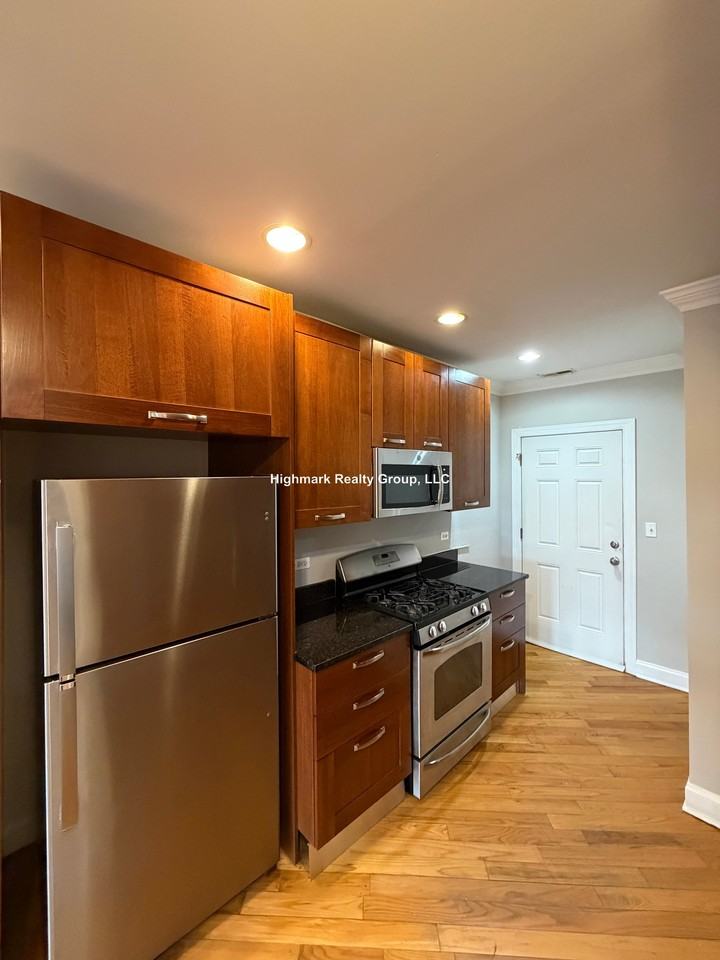 6935 N Oakley Ave #1T