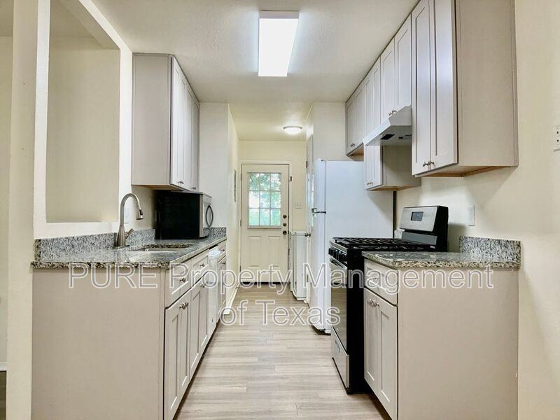418 Parkhill Cv #418 - Photo 3 of 17