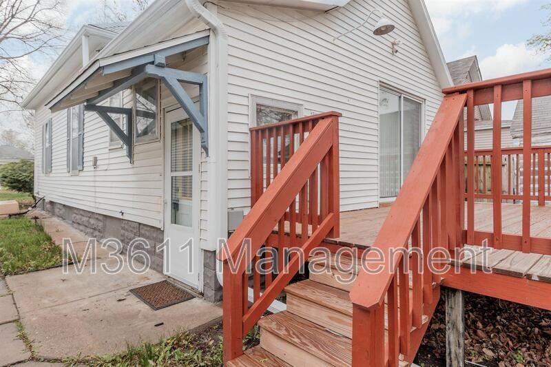 446 E St - Photo 2 of 25