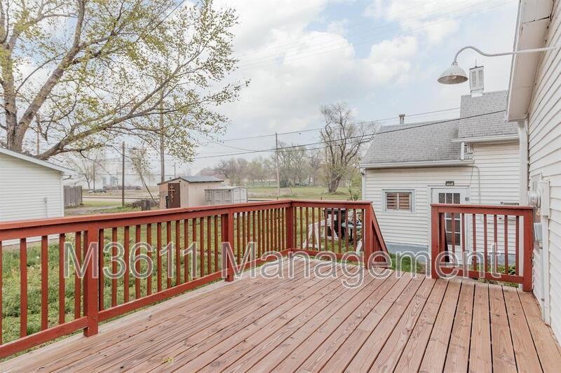446 E St - Photo 3 of 25