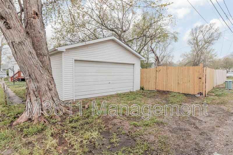 446 E St - Photo 4 of 25
