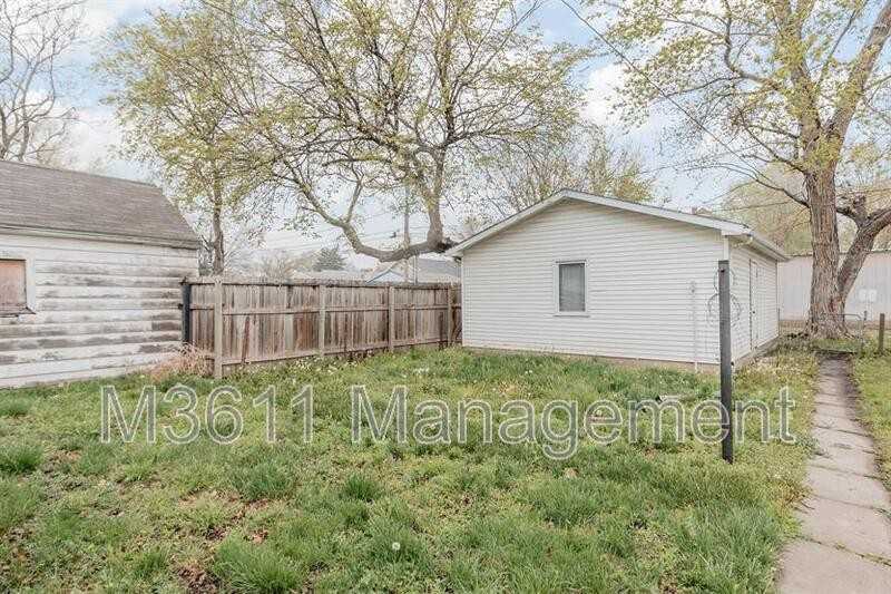446 E St - Photo 5 of 25
