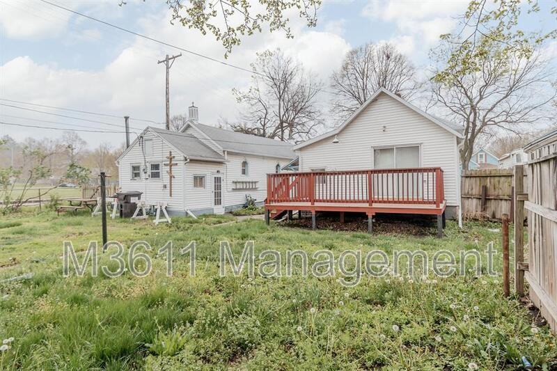 446 E St - Photo 6 of 25