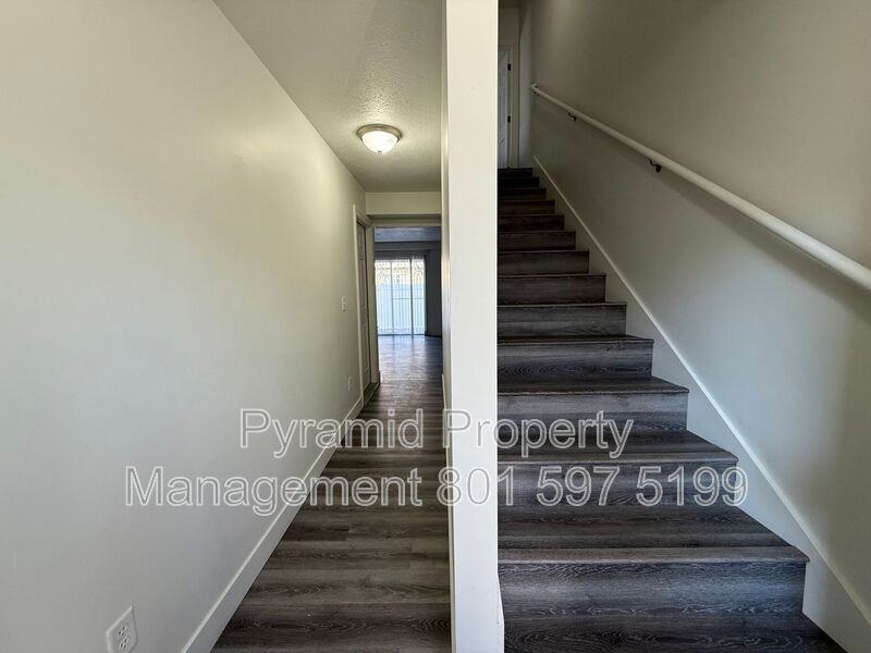 3178 S St #B - Photo 4 of 22