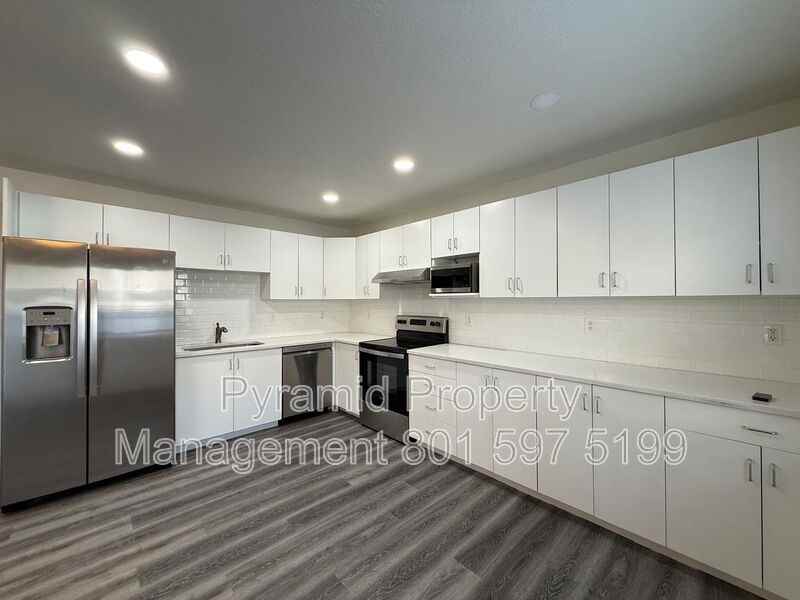 3178 S St #B - Photo 7 of 22