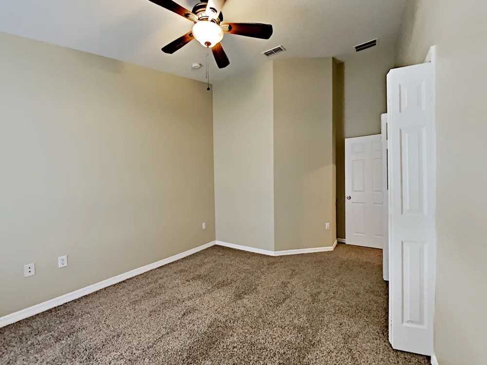 1261 Creekview Ct - Photo 4 of 10
