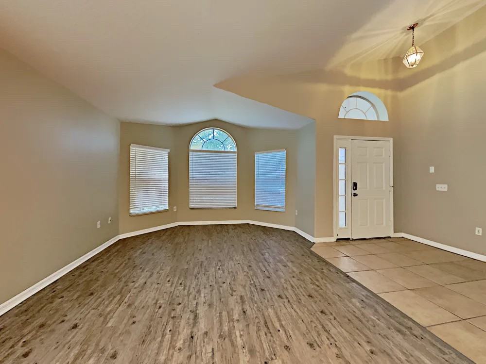1261 Creekview Ct - Photo 3 of 10