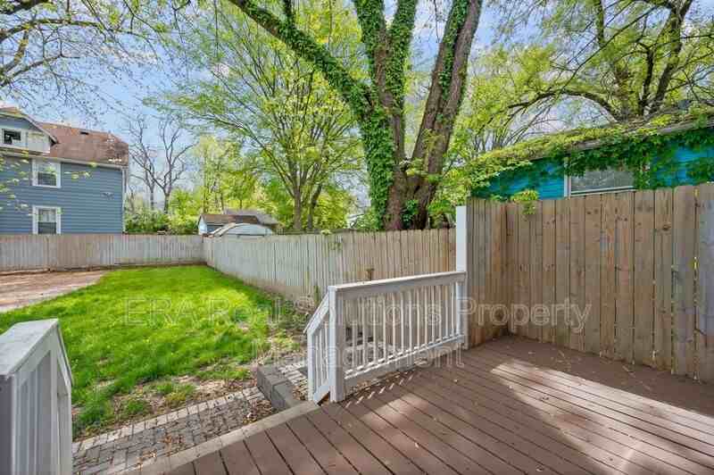 4616 Ward St - Photo 5 of 33