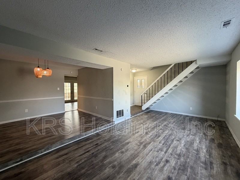 896 Jamestown Landing Rd - Photo 3 of 18
