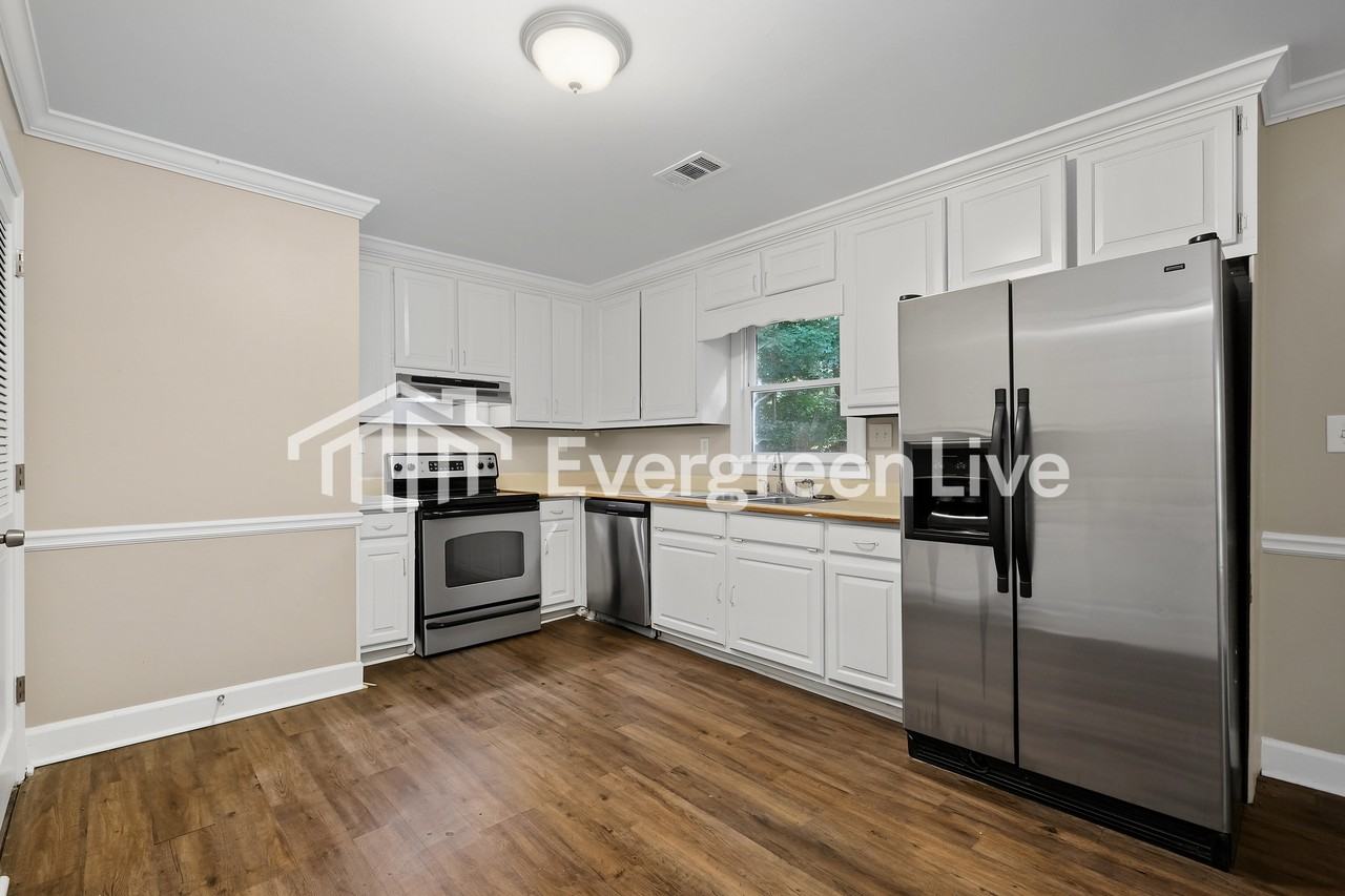 4490 Sewell Rd - Photo 3 of 10
