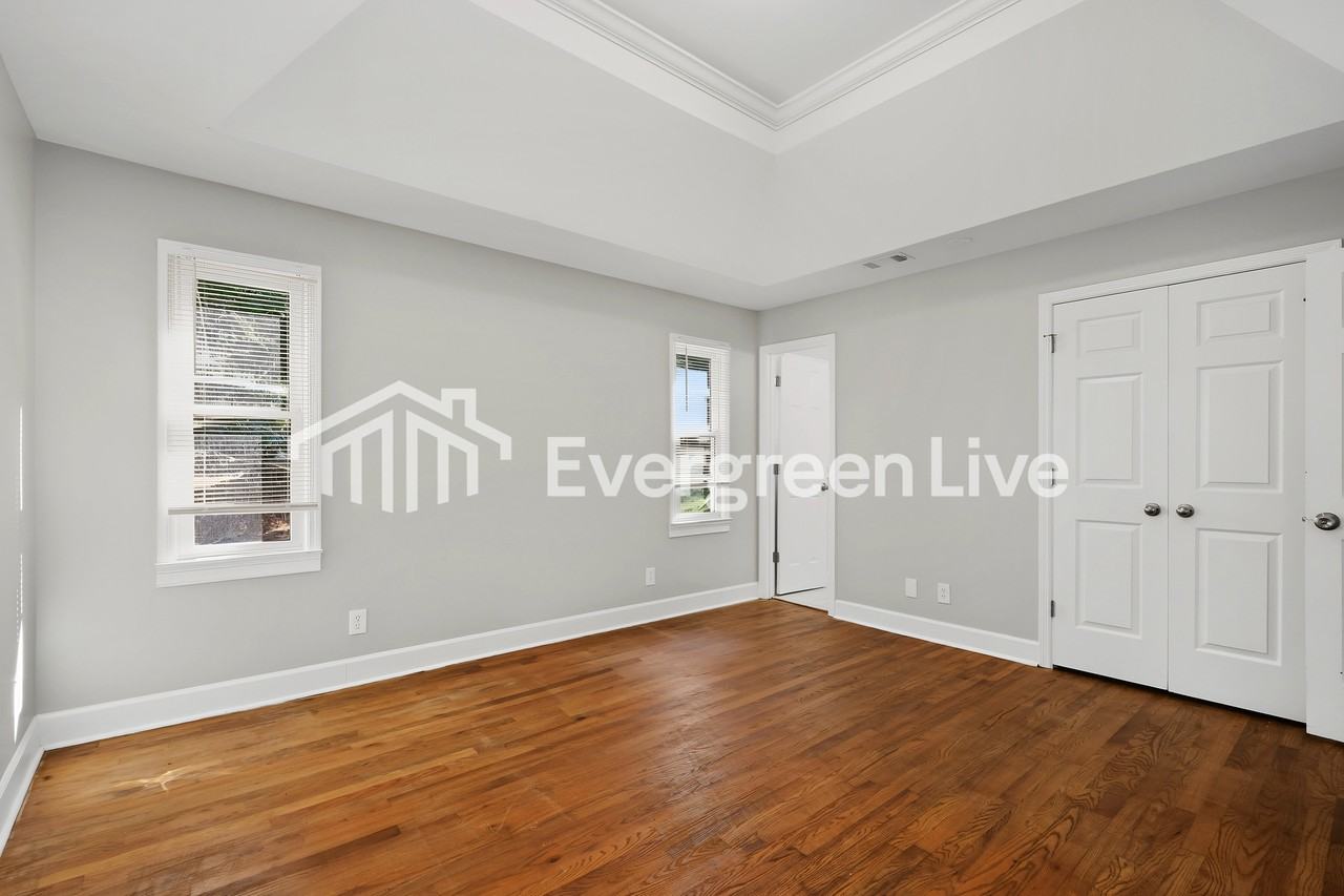 4490 Sewell Rd - Photo 4 of 10