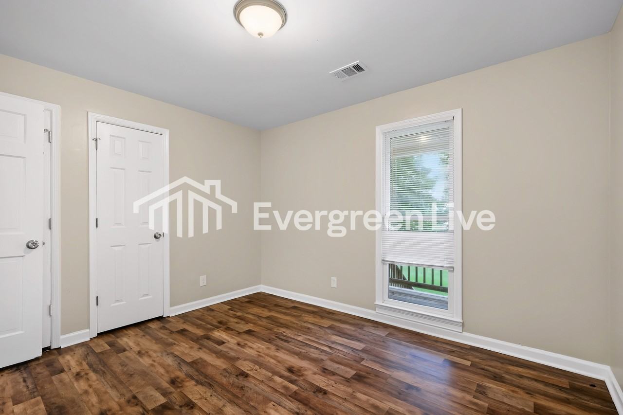 4490 Sewell Rd - Photo 6 of 10