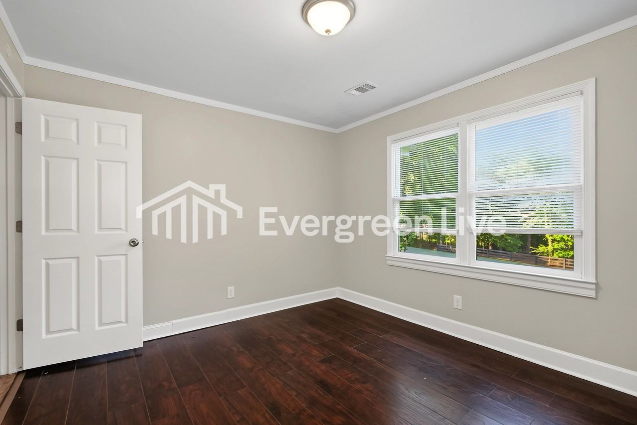 4490 Sewell Rd - Photo 7 of 10