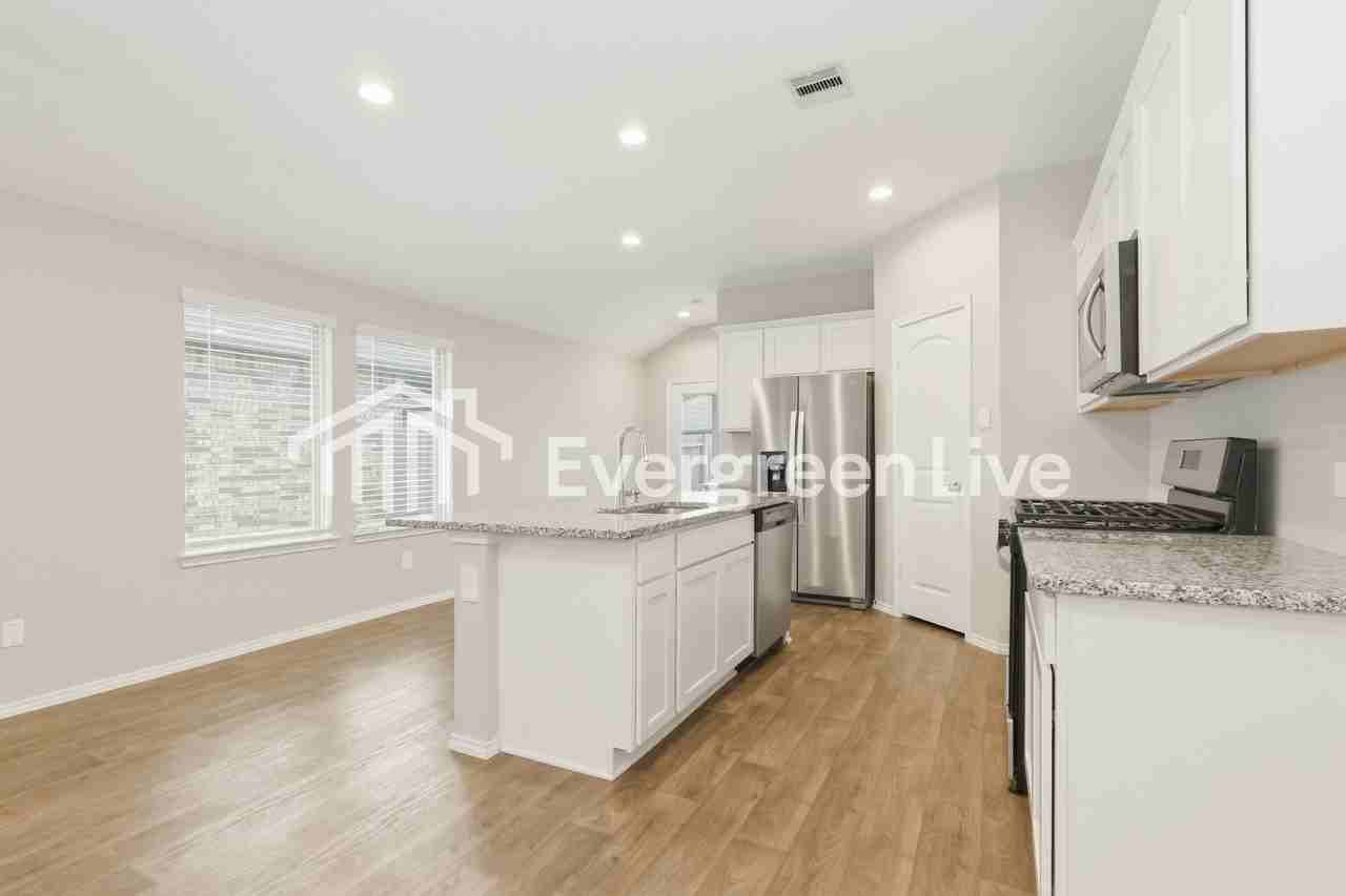 9922 Glenbrook Ln - Photo 3 of 15