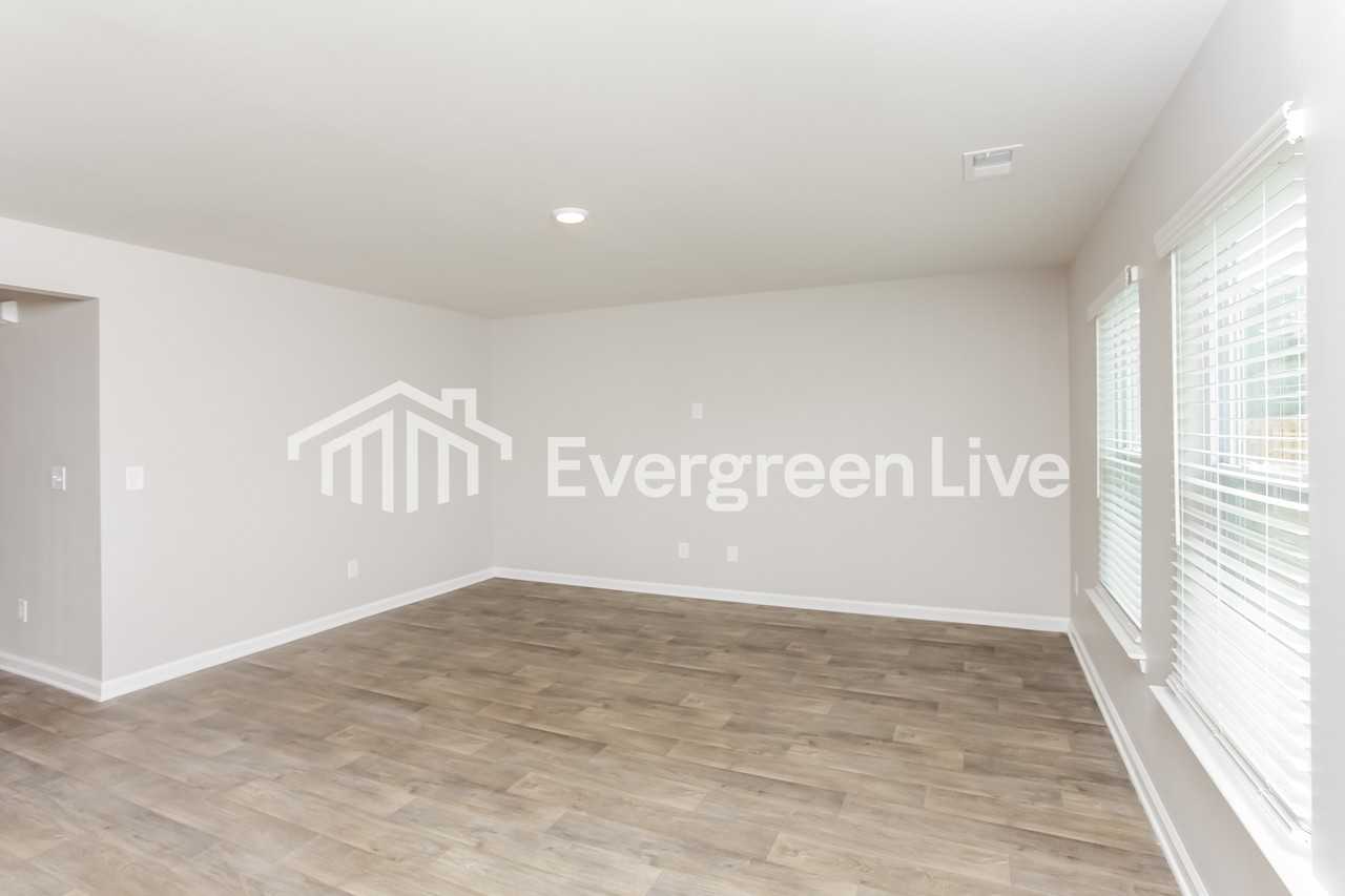 805 Vanguard St - Photo 2 of 15