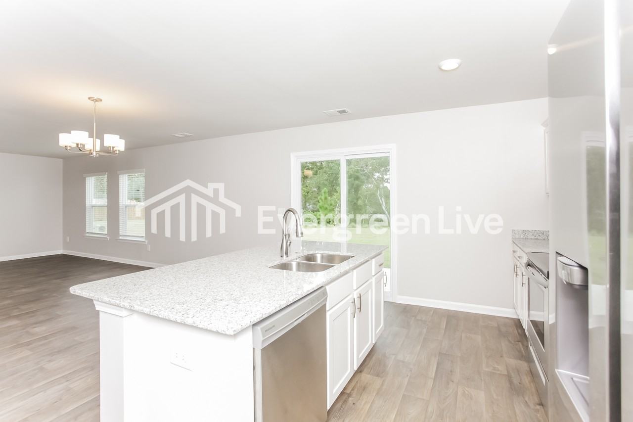 805 Vanguard St - Photo 3 of 15