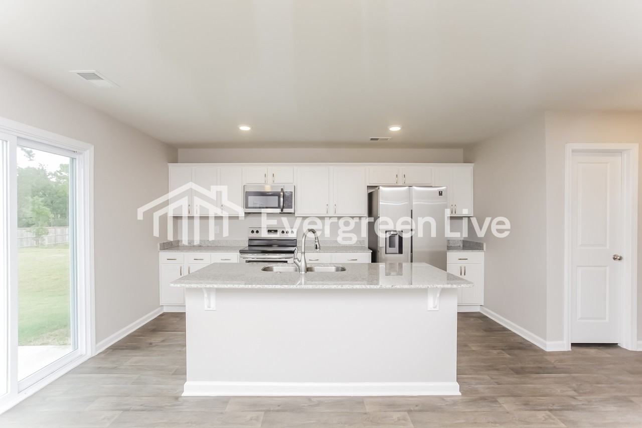 805 Vanguard St - Photo 4 of 15