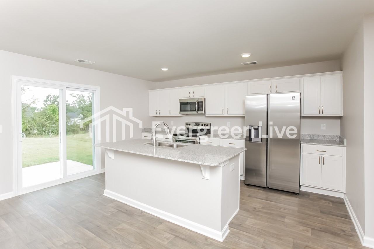 805 Vanguard St - Photo 5 of 15