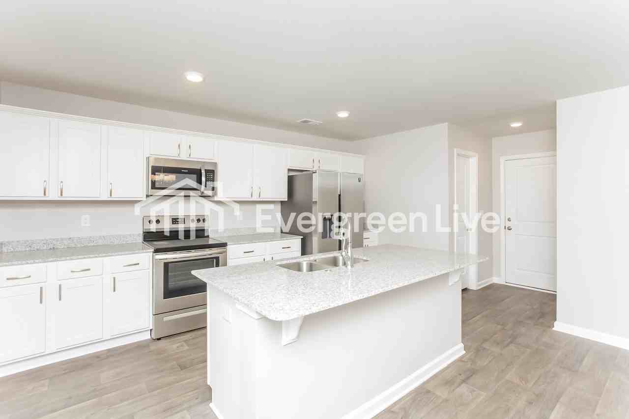 805 Vanguard St - Photo 6 of 15