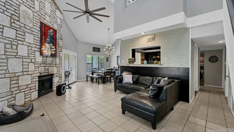 8515 Echo Creek Ln - Photo 4 of 10