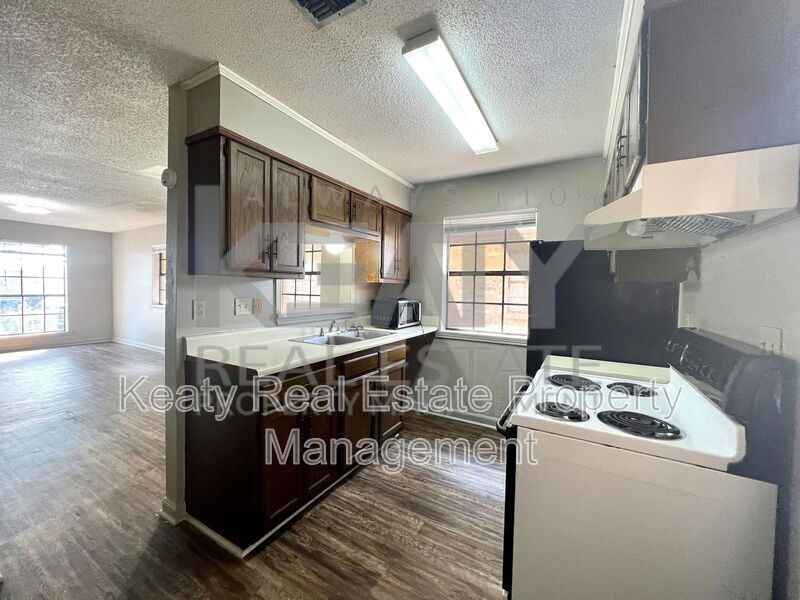 402 - Photo 2 of 8