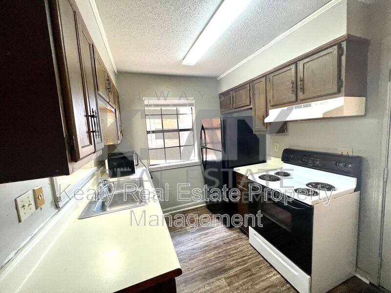 402 - Photo 3 of 8
