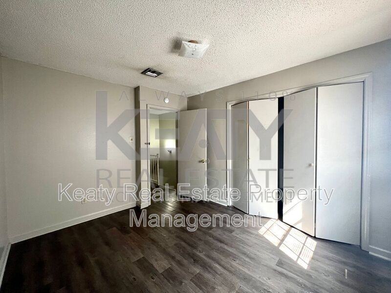 402 - Photo 5 of 8