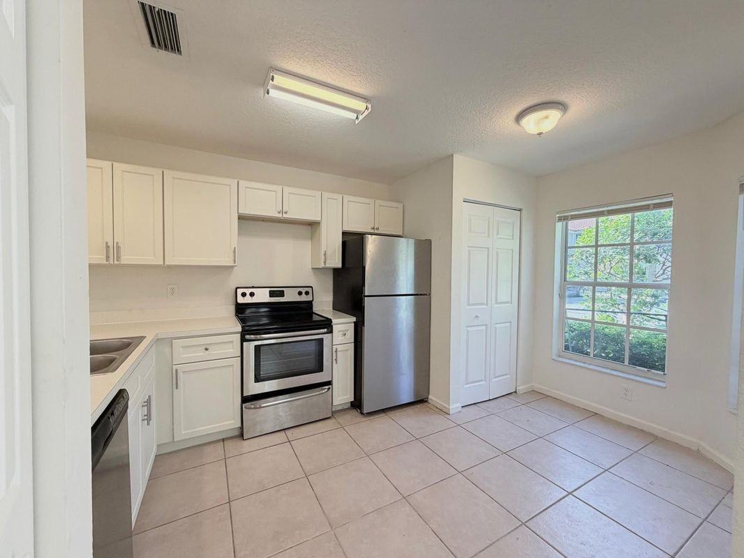 910 Summit Lake Dr - Photo 3 of 11
