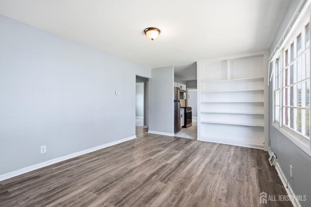 115 N Main St - Photo 4 of 29