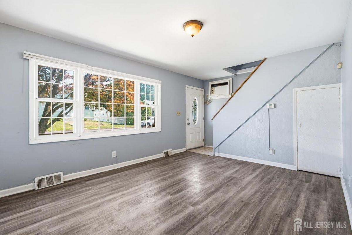 115 N Main St - Photo 5 of 29