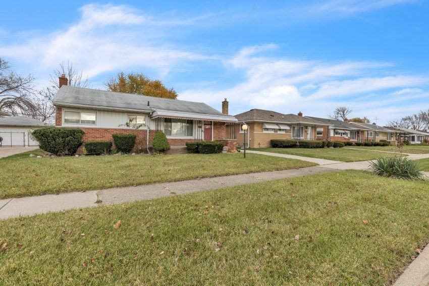 4941 Julius Blvd - Photo 2 of 17