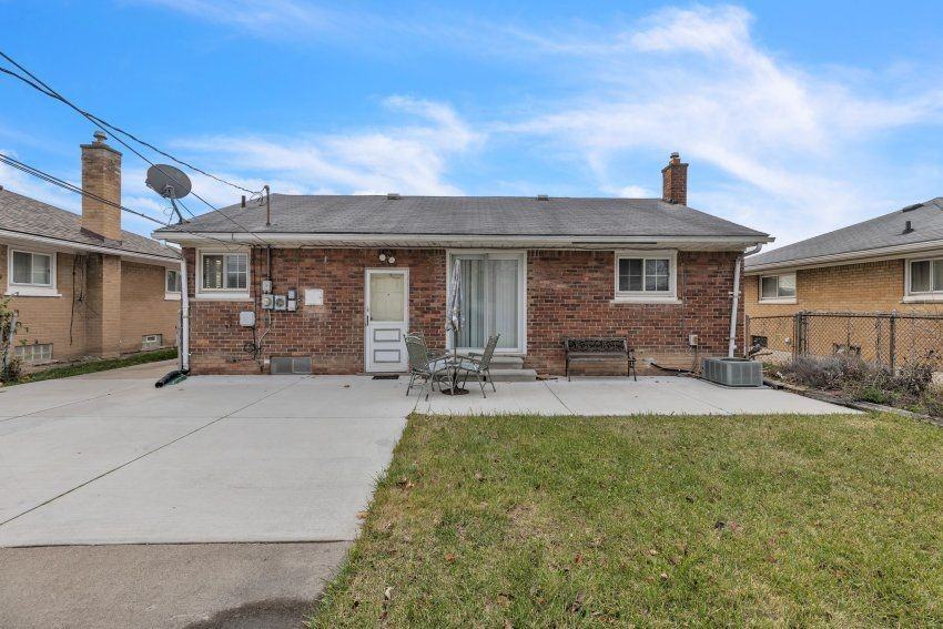 4941 Julius Blvd - Photo 3 of 17