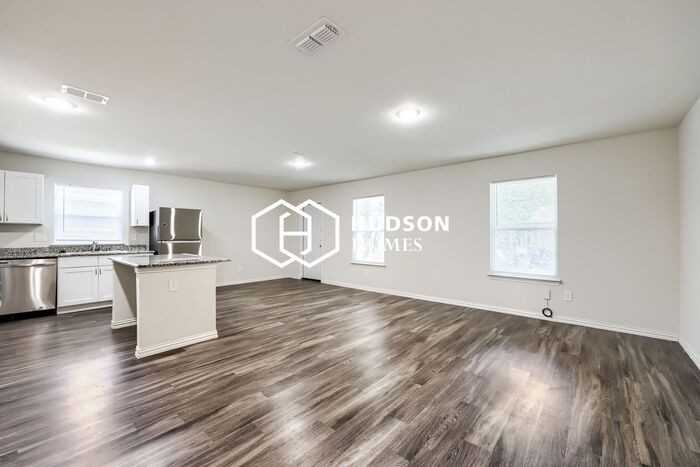 102 Holiday Dr - Photo 3 of 14