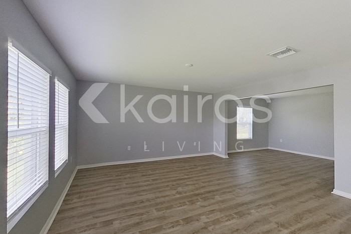 1010 Kaye St E - Photo 5 of 21
