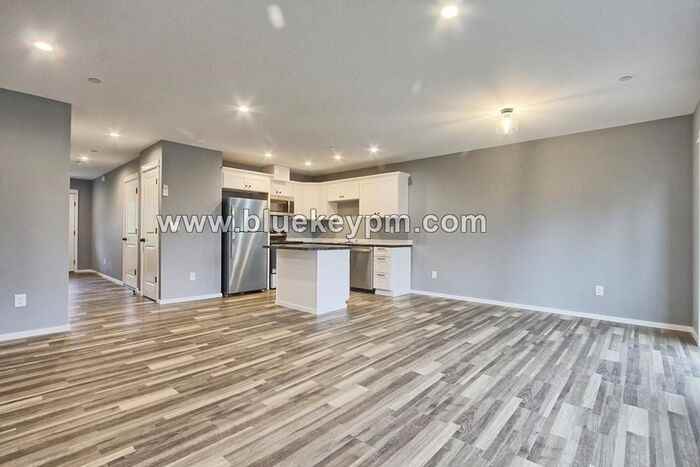 320 E 7th St - Photo 2 of 10