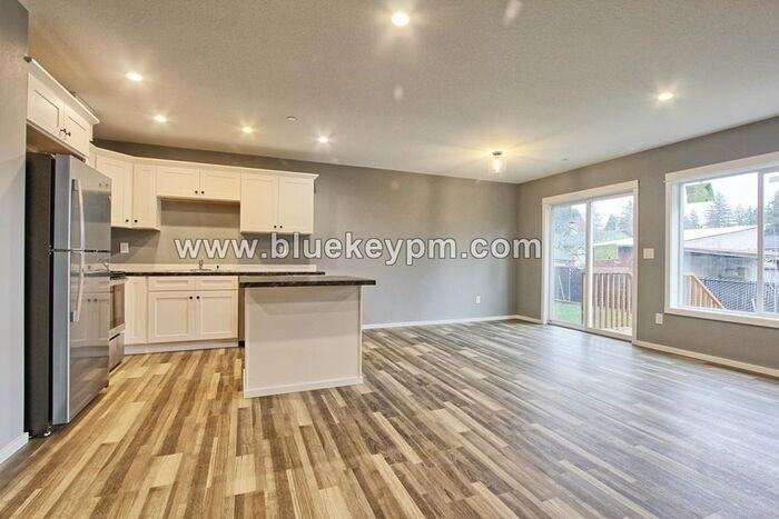 320 E 7th St - Photo 3 of 10