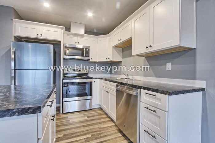 320 E 7th St - Photo 4 of 10