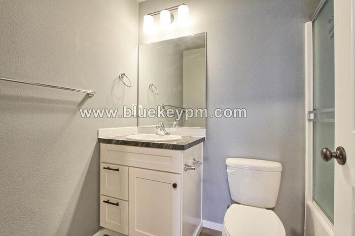 320 E 7th St - Photo 6 of 10
