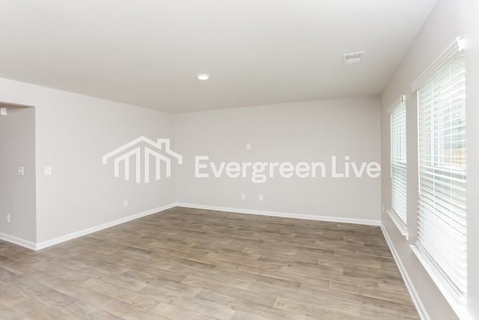 805 Vanguard St - Photo 2 of 15