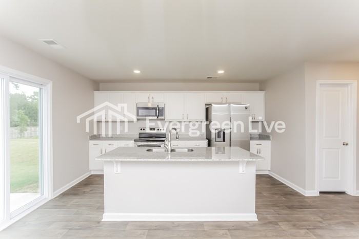 805 Vanguard St - Photo 4 of 15