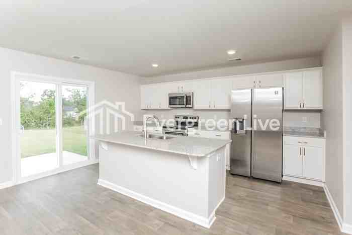 805 Vanguard St - Photo 5 of 15