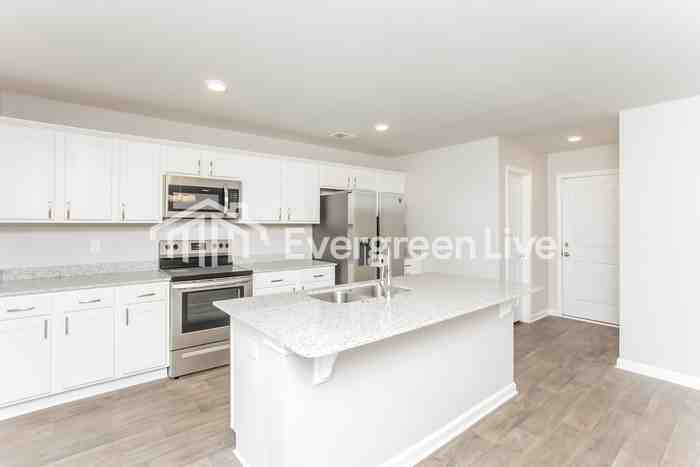 805 Vanguard St - Photo 6 of 15