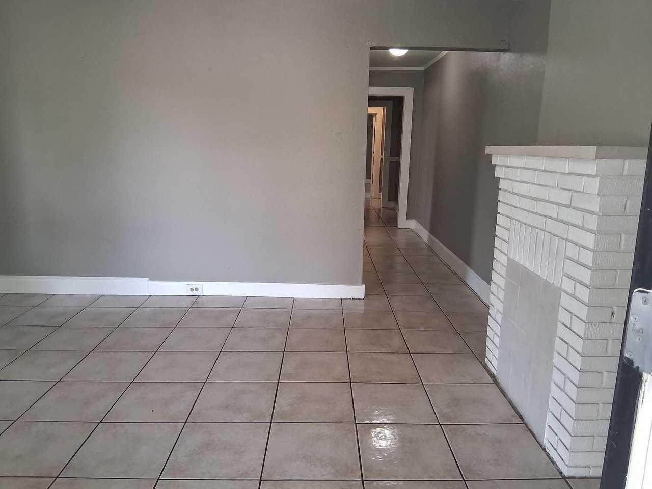 711 N Virginia Ave - Photo 2 of 7