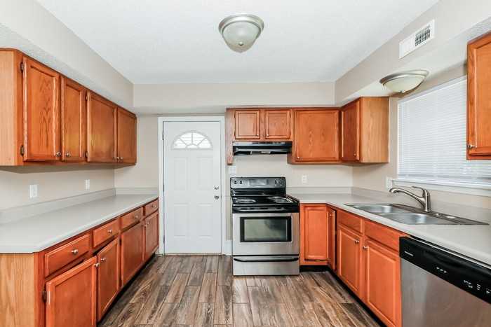 13715 Dealtry Ln - Photo 4 of 9
