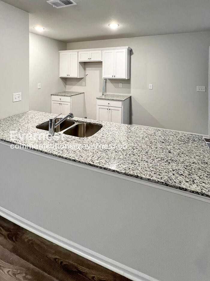 4101 Olive St - Photo 5 of 20