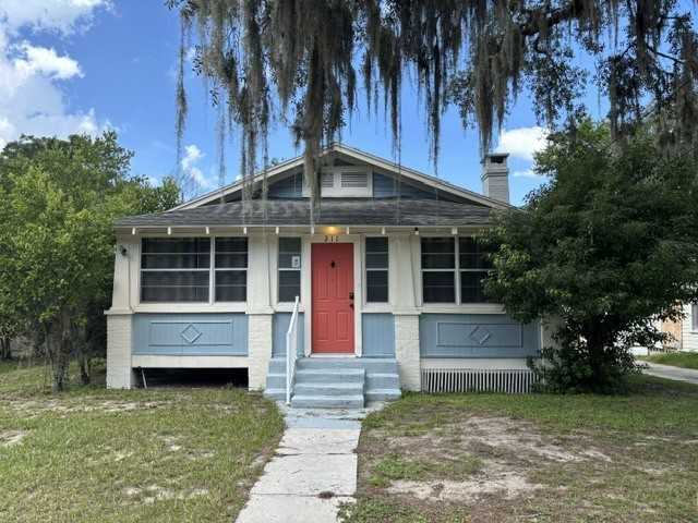 211 N Moss St - Photo 4 of 9