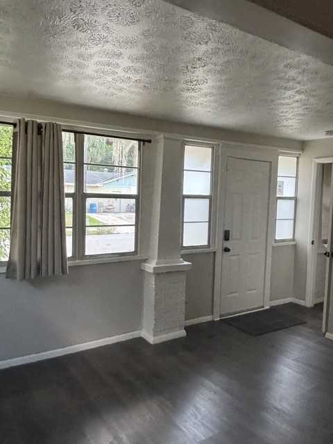 211 N Moss St - Photo 5 of 9