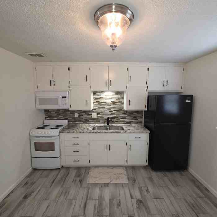 113 E Park Ave #B - Photo 5 of 17