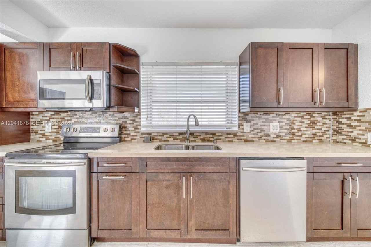 4136 Sw 14th St #NA - Photo 7 of 19