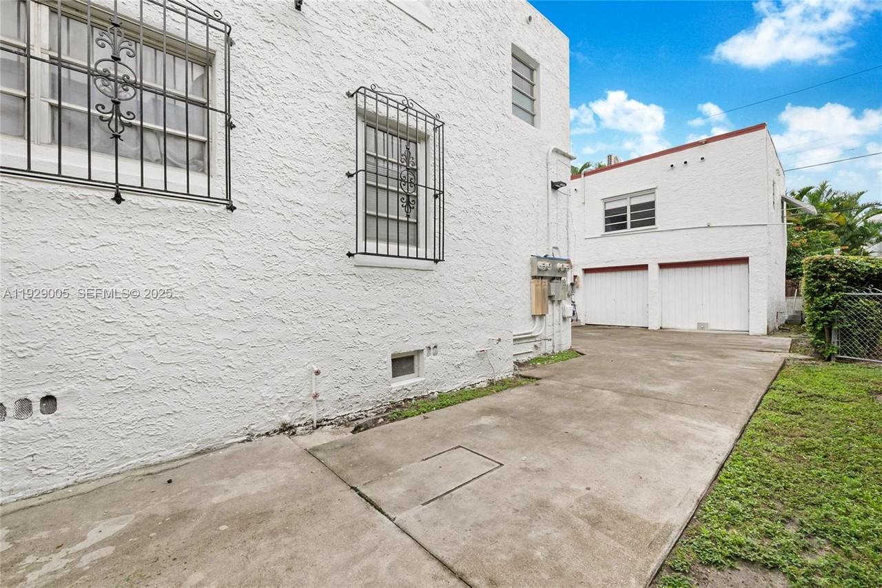 1736 Sw 9th St #1738 - Photo 3 of 15
